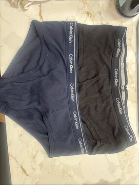 Calvin Klein Men's Briefs 2-Pack in Navy & Black